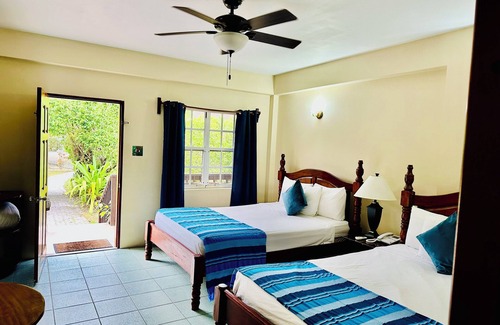 Burrell Boom Cabina | Black Orchid Resort