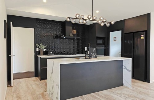 Prebbleton Casa | black Pearl -4 bedrooms, brand new designer house