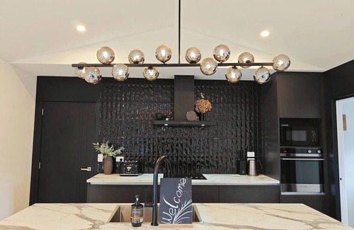 Prebbleton Casa | black Pearl -4 bedrooms, brand new designer house
