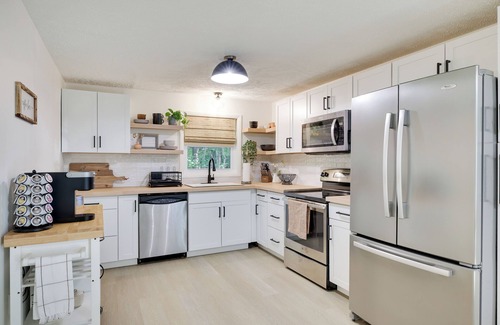 Tobyhanna Cabina | Black Pocono Cabin Retreat — Hot Tub, Grill & Walk to Lake