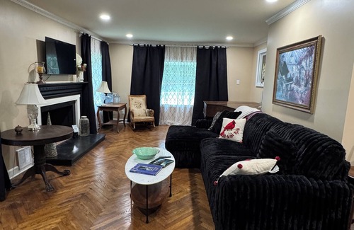 Winston - Salem Casa | Black Rose: A uniquely charming vintage 3 bedroom home