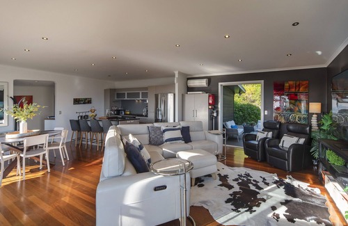 Stoke Casa | Black Vista - Entertainers Delight 4 Bedrooms & 3 Bathrooms!