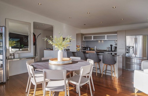Stoke Casa | Black Vista - Entertainers Delight 4 Bedrooms & 3 Bathrooms!