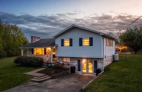 Summerlee Casa | Blackberry Grove 2.0acre+BBQ+FirePit+CornHole+Pets+NewRiverGorge National Park