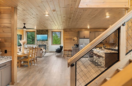 Walland Cabina | Blackberry Skies ~ Indoor Pool, Hot Tub, Theater & Stunning Mountain Views!
