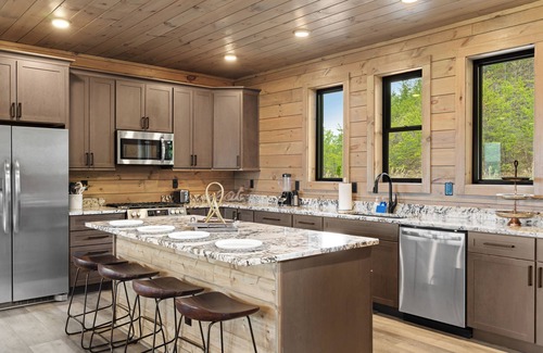 Walland Cabina | Blackberry Skies ~ Indoor Pool, Hot Tub, Theater & Stunning Mountain Views!