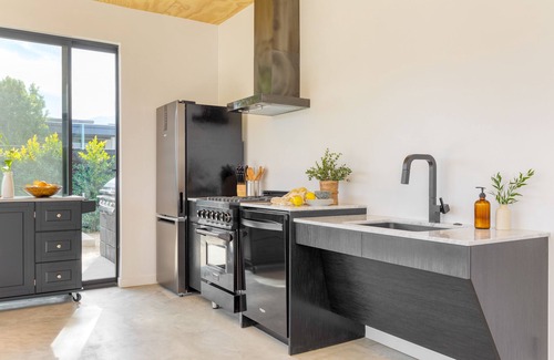 Downtown Palm Springs Hotel | Blackhaus A Suite by AvantStay | Modern Spaces