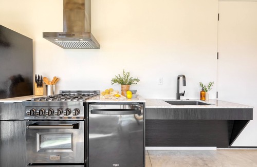 Downtown Palm Springs Hotel | Blackhaus A Suite by AvantStay | Modern Spaces