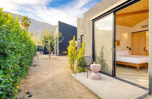 Downtown Palm Springs Hotel | Blackhaus A5 by AvantStay | ADA Modern Room + Pool