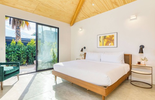 Downtown Palm Springs Hotel | Blackhaus A5 by AvantStay | ADA Modern Room + Pool