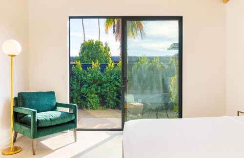 Downtown Palm Springs Hotel | Blackhaus A5 by AvantStay | ADA Modern Room + Pool