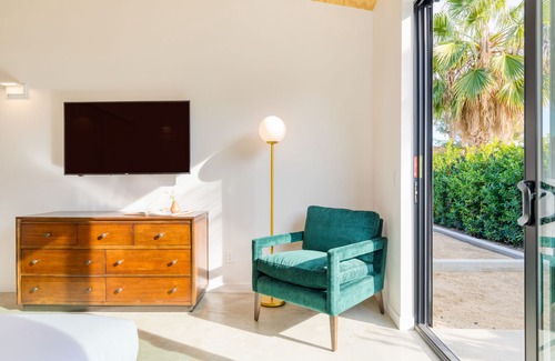Downtown Palm Springs Hotel | Blackhaus A5 by AvantStay | ADA Modern Room + Pool