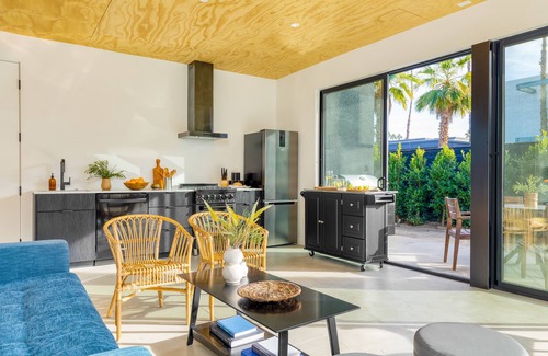 Downtown Palm Springs Hotel | Blackhaus C Suite by AvantStay | Modern Spaces