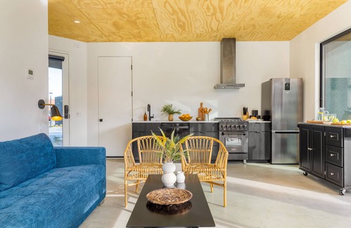 Downtown Palm Springs Hotel | Blackhaus C Suite by AvantStay | Modern Spaces