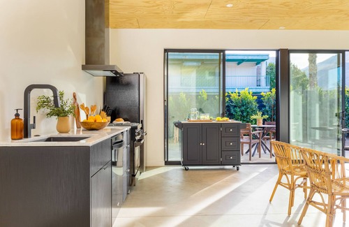 Downtown Palm Springs Hotel | Blackhaus C Suite by AvantStay | Modern Spaces
