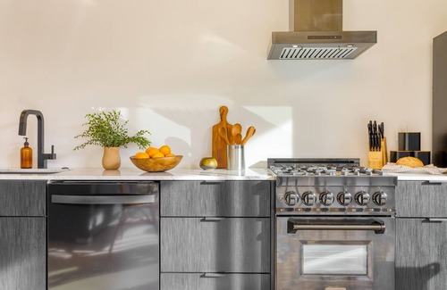 Downtown Palm Springs Hotel | Blackhaus C Suite by AvantStay | Modern Spaces