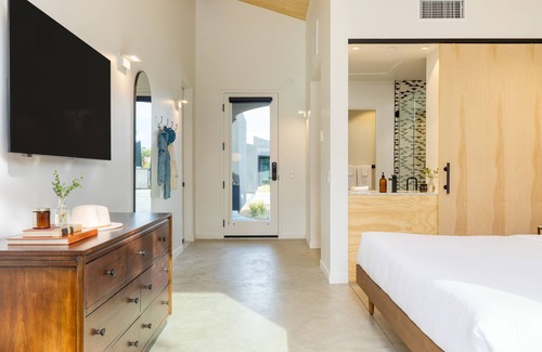 Downtown Palm Springs Hotel | Blackhaus C15 by AvantStay | Modern Room + Pool