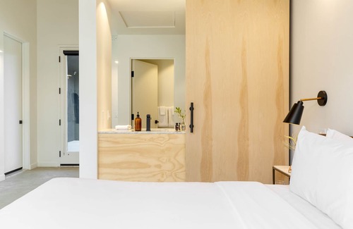 Downtown Palm Springs Hotel | Blackhaus C15 by AvantStay | Modern Room + Pool