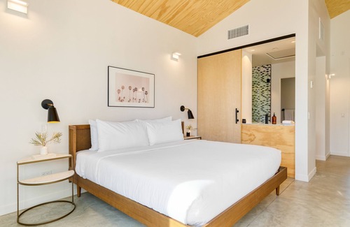 Downtown Palm Springs Hotel | Blackhaus D20 by AvantStay | Modern Room + Pool