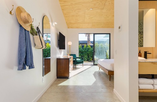 Downtown Palm Springs Hotel | Blackhaus D20 by AvantStay | Modern Room + Pool