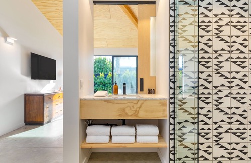 Downtown Palm Springs Hotel | Blackhaus D20 by AvantStay | Modern Room + Pool