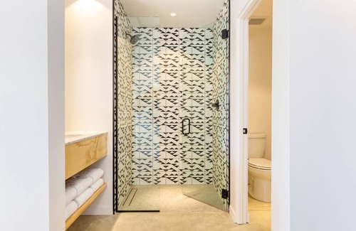 Downtown Palm Springs Hotel | Blackhaus D20 by AvantStay | Modern Room + Pool