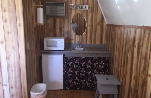 Sturgis Cabina | Blackhills Cabin with 2 Twin Beds in Sturgis, SD. Blocks to Downtown, Close to Deadwood, Spearfish and Mt. Rushmore