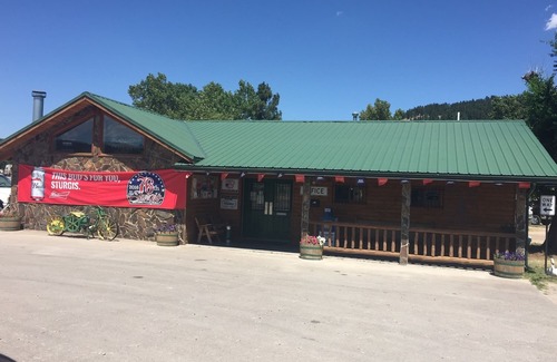 Sturgis Cabina | Blackhills Cabin with 2 Twin Beds in Sturgis, SD. Blocks to Downtown, Close to Deadwood, Spearfish and Mt. Rushmore