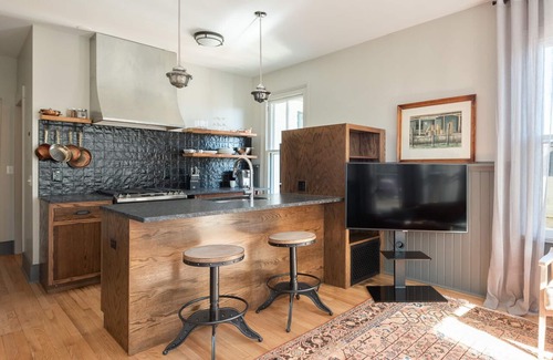 Belmont Apartamento | Blacksmith Apartment| Lux Extended Stay in Belmont