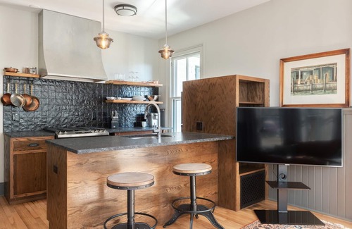 Belmont Apartamento | Blacksmith Apartment| Lux Extended Stay in Belmont