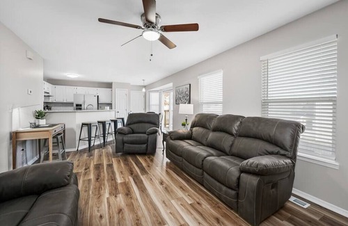 O'Fallon Casa | Blair's Massive House - Sleeps 11 - 4 Bed 3.5 Bath