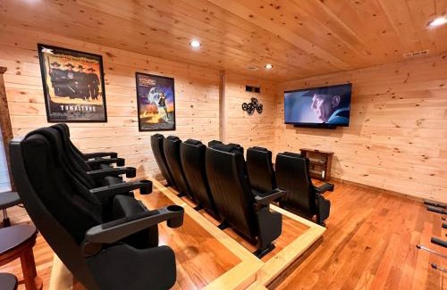 Gatlinburg - Pigeon Forge Chalet De Esquí | Blaze of Glory - New Luxury, 4BR, Theater, Arcade, EVC, Location