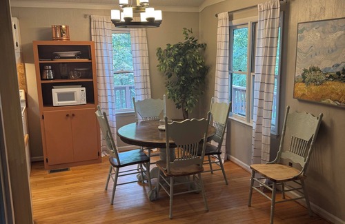 Mount Airy Casa | Bledsoe Bungalow -Green Acres