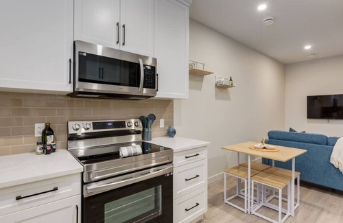 Cochrane Apartamento | "Bliss" 1 Bdrm lower suite in Cochrane!