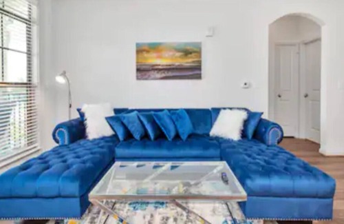 Conroe Apartamento | BLISS & BLUES 2BD/2BTH KING STE/POOLSIDE VIEWS/GYM