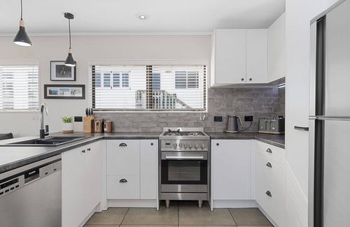 Mount Maunganui Casa | Bliss.....Classic chilled beach house two minutes walk or 200 m from the beach