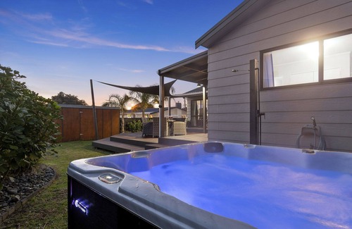 Mount Maunganui Casa | Bliss.....Classic chilled beach house two minutes walk or 200 m from the beach