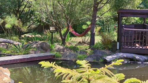 Elgin Casa | Blissful Country Garden King Bed Cottage