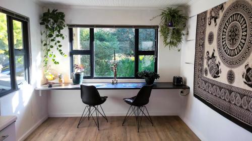 Elgin Casa | Blissful Country Garden King Bed Cottage