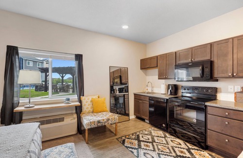 West Des Moines Apartamento | Blissful Eclectic Studio w/Amenities, WiFi in terrific West Des Moines