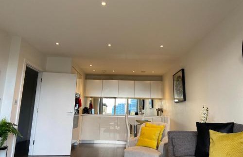 London Borough of Hounslow Apartamento | Blissful One Bed Near The River