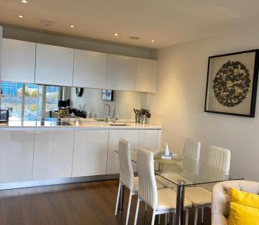 London Borough of Hounslow Apartamento | Blissful One Bed Near The River