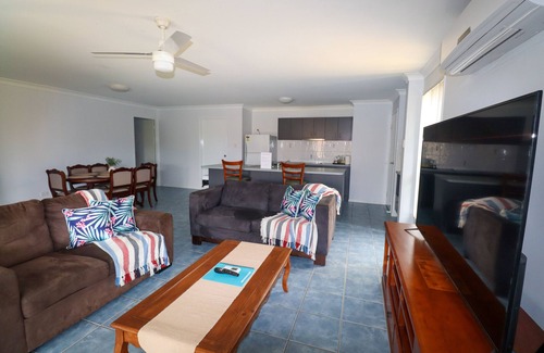 Morayfield Casa | BLK Stays Guest House Deluxe Back Units Morayfield