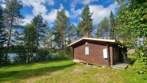 Auktsjaur Casa | Blockhaus am See