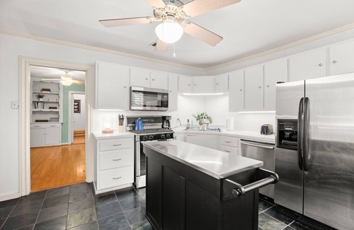 Riverside Casa | Bloom's Historic Home on Riverside: 5 min to Downtown & Ladybird Lake! Sleeps 10