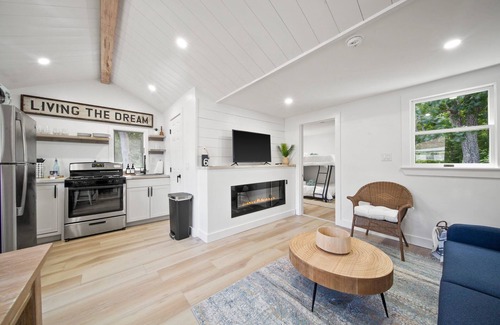 East Sandwich Casa | Blue Anchor Cottage - private hot tub getaway!