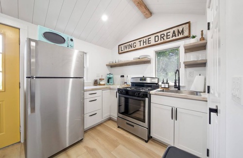 East Sandwich Casa | Blue Anchor Cottage - private hot tub getaway!