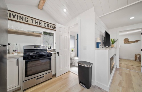 East Sandwich Casa | Blue Anchor Cottage - private hot tub getaway!