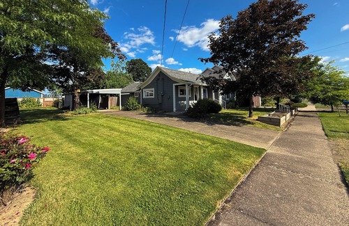 Carlton Casa | Blue Bird Cottage - a charming 2-bedroom house with WiFi, AC in adorable Carlton