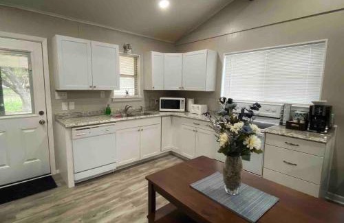 Bandera Casa | Blue Bird Cottage